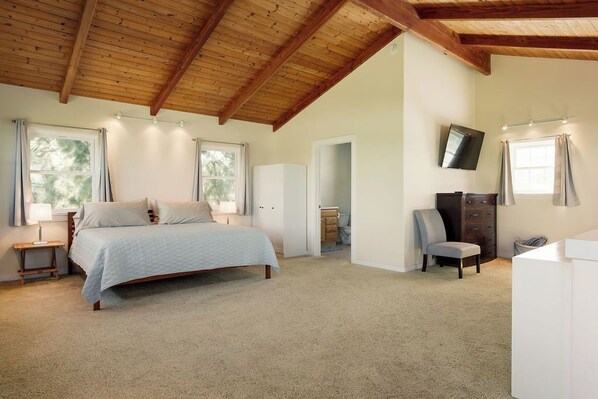 2 bedrooms, desk, free WiFi, bed sheets