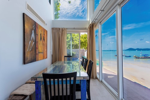 Built on the Beach 4BR 5star Resort V221