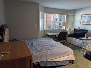 1 bedroom, iron/ironing board, internet, bed sheets