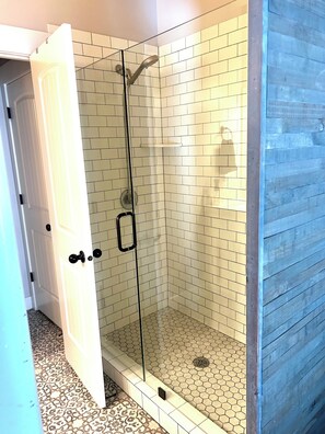 Shower, hair dryer, towels, soap - Charming 3-bedroom house - Beautiful Views - Community Fitness Room (Vineyard)