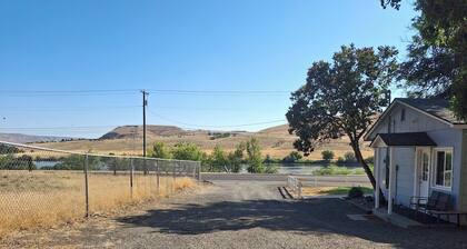 Comfort & River Views! 2-bedroom house in charming Asotin, Washington.