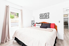 2 soverom, strykejern/-brett, wi-fi (mot et tillegg) og sengetøy