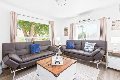 Comfort & River Views! 2-bedroom house in charming Asotin, Washington.