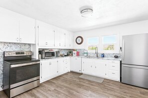 Kjøleskap, mikrobølgeovn, ovn og kokeplater