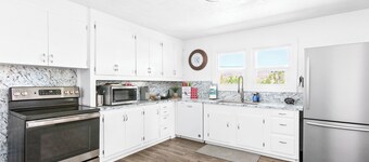 Comfort & River Views! 2-bedroom house in charming Asotin, Washington.
