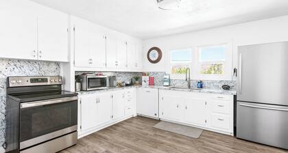 Comfort & River Views! 2-bedroom house in charming Asotin, Washington.