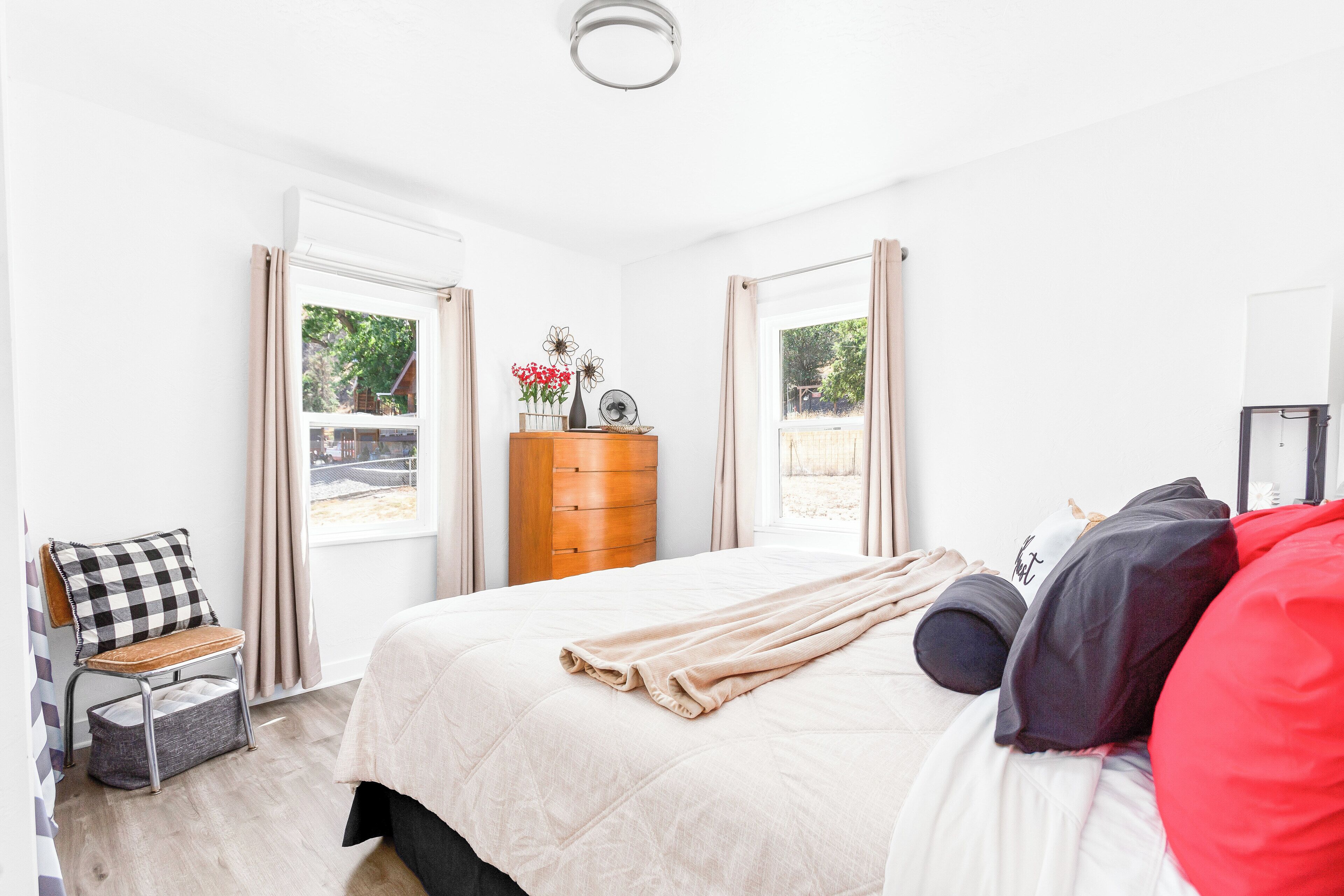 2 bedrooms, iron/ironing board, WiFi, bed sheets