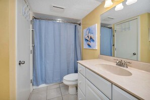 Een douche, handdoeken