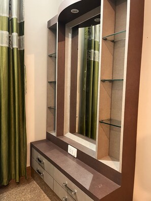 Superior-Doppelzimmer, Zimmerreinigung, Hügelblick | Zimmersafe, Verdunkelungsvorhänge, Bügeleisen/Bügelbrett