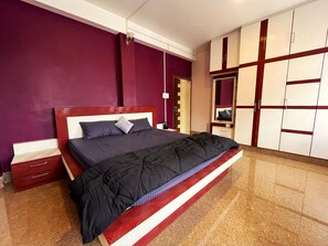 Chambre Standard Double ou avec lits jumeaux, service de ménage, vue cour intérieure | Coffres-forts dans les chambres, rideaux occultants