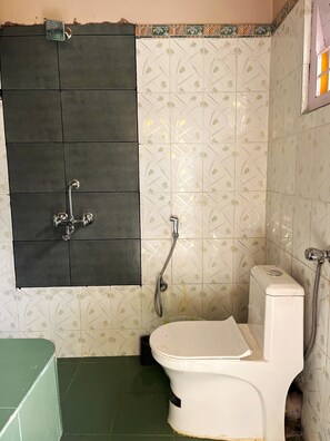 Comfort Shared Dormitory, Mixed Dorm, Non Smoking, Housekeeping | Bathroom | Shower, toilet paper