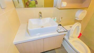 Deluxe Double Room, City View | Bathroom