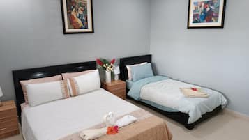 Comfort tweepersoonskamer, uitzicht op zee | Een bureau, een laptopwerkplek, gratis wifi