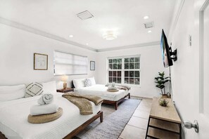 4 slaapkamers, een strijkplank/strijkijzer, reisbedje, gratis wifi