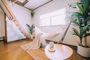 Huis, niet-roken | Een bureau, een strijkplank/strijkijzer, beddengoed