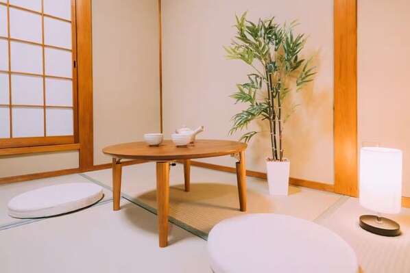 House, Non Smoking | Desk, iron/ironing board, bed sheets