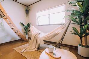 하우스, 금연 | 책상, 다리미/다리미판, 침대 시트