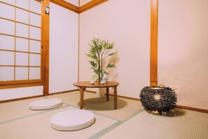 House, Non Smoking | Desk, iron/ironing board, bed sheets