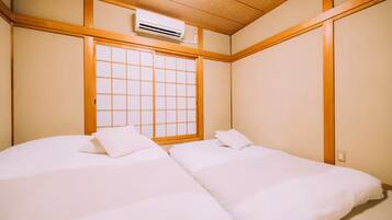 House, Non Smoking | Desk, iron/ironing board, bed sheets