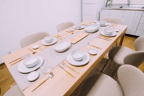 Rumah, Bebas Asap Rokok | Dapur pribadi | Lemari es besar, microwave, kompor, dan kursi makan untuk bayi