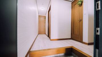 House, Non Smoking | Desk, iron/ironing board, bed sheets