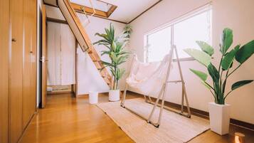 House, Non Smoking | Desk, iron/ironing board, bed sheets