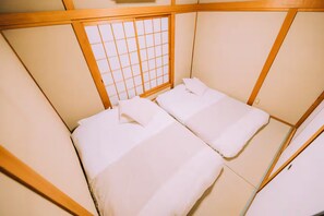 House, Non Smoking | Desk, iron/ironing board, bed sheets