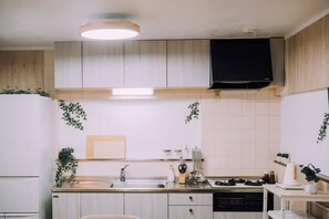 Rumah, Bebas Asap Rokok | Dapur pribadi | Lemari es besar, microwave, kompor, dan kursi makan untuk bayi