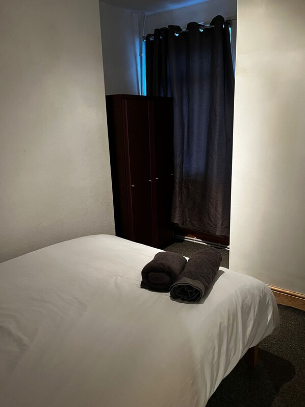 2 室のベッドルーム、アイロン / アイロン台、WiFi (無料)、ベッドシーツ