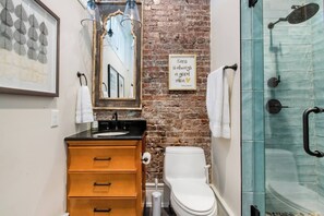 Bruser, hårtørrer, håndklæder