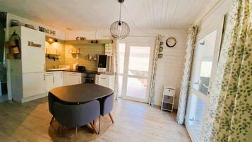 Réfrigérateur, batterie de cuisine, vaisselle et ustensiles