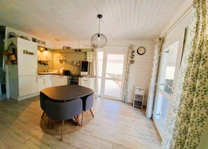 Fridge, cookware/dishes/utensils