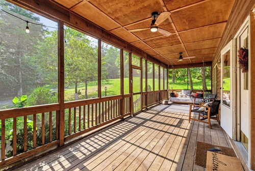 Screened Porch w/Swing, Fire Pit, Grill & Deck