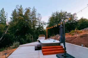 Outdoor spa tub - Pine Trails Lodge (Oakhurst)