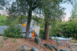 Exterior - Pine Trails Lodge (Oakhurst)