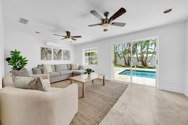 TV, offices - Oasis49 | spacious 4-bedroom getaway with pool! (Tampa)