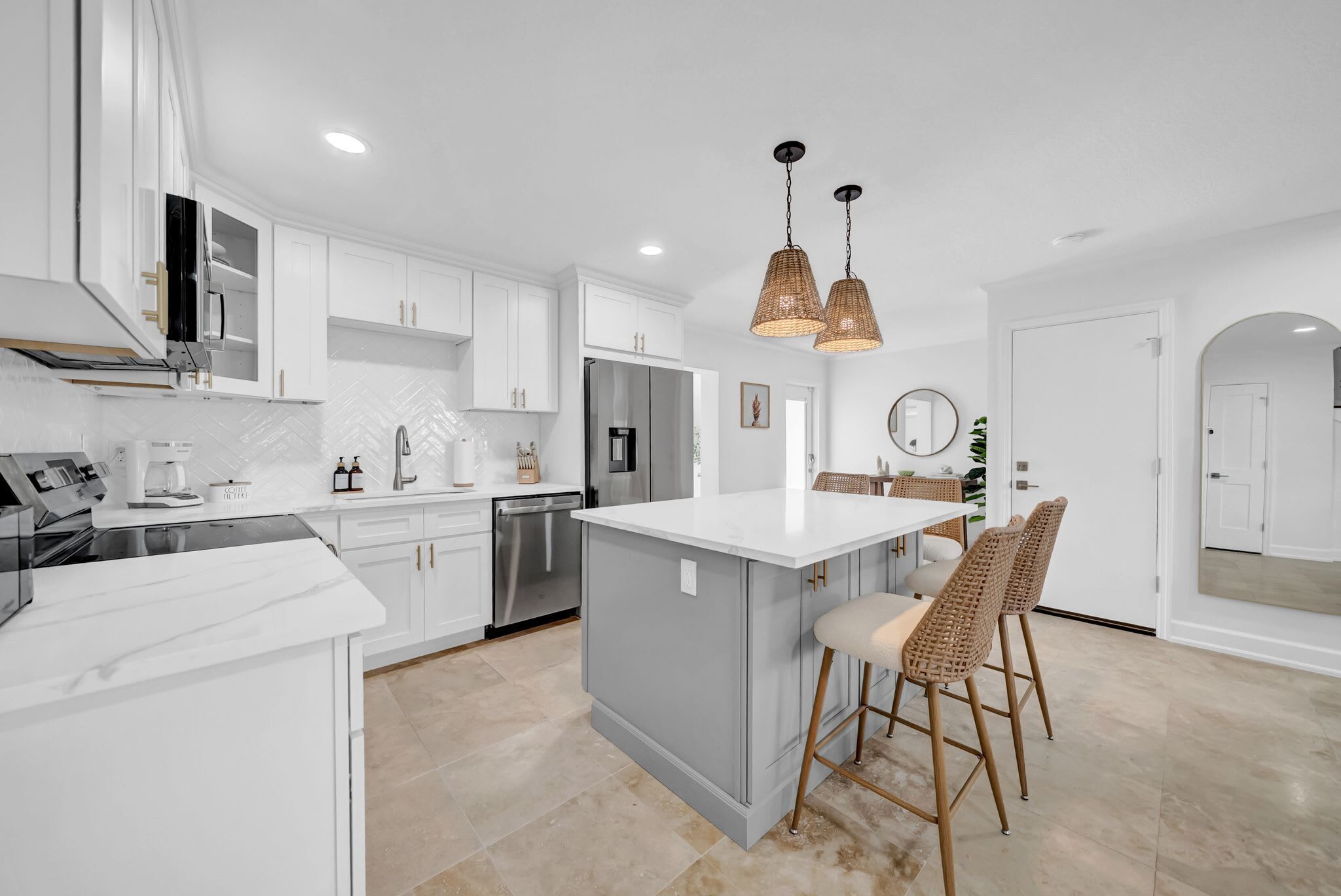 Réfrigérateur, micro-ondes, four, plaque de cuisson