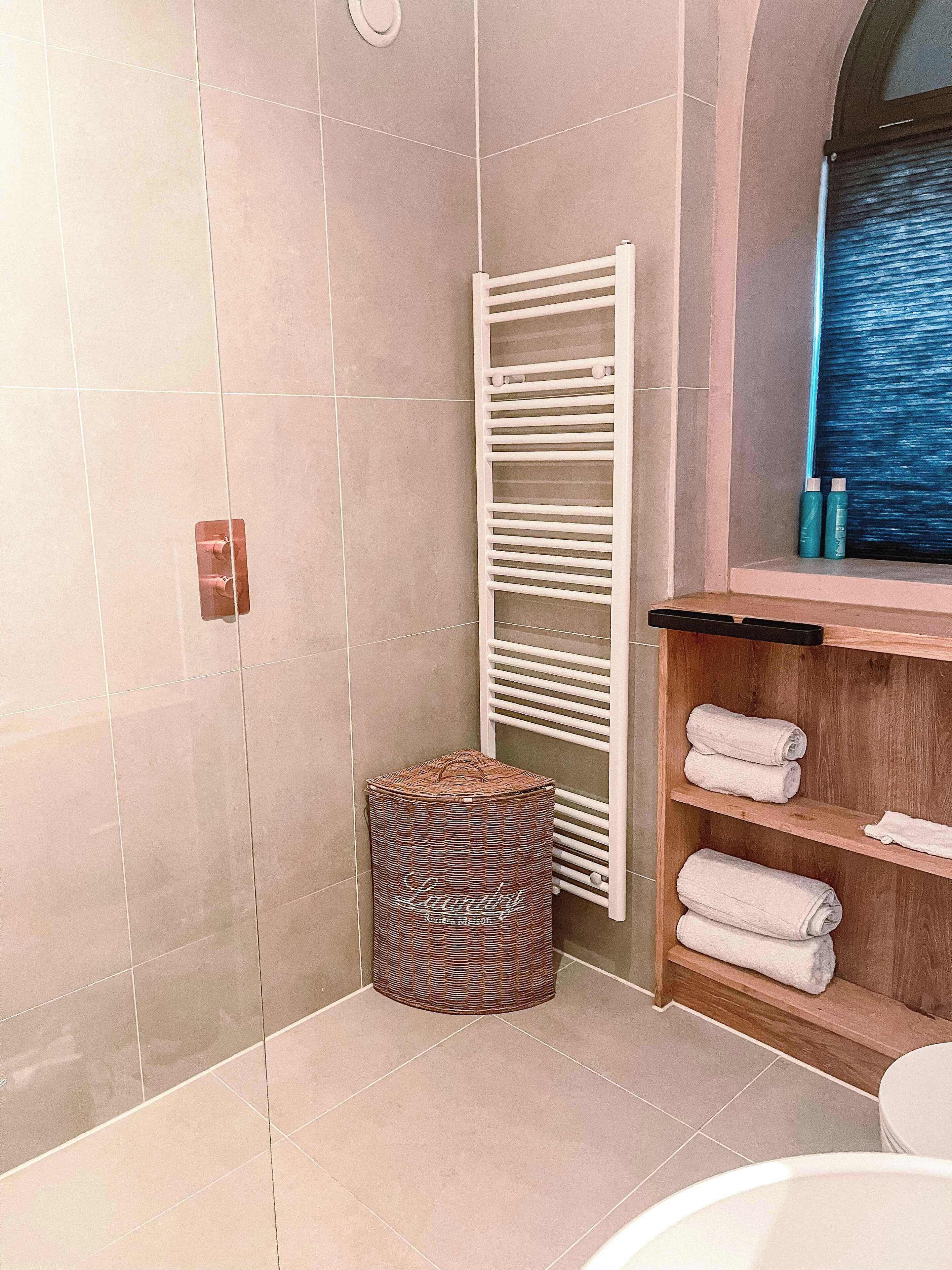 Suihku, hiustenkuivaaja, pyyhkeet