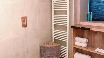 Doccia, asciugacapelli, asciugamani