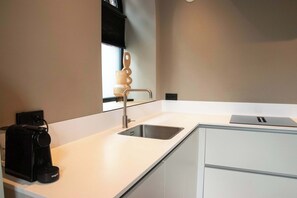 Kühlschrank, Mikrowelle, Ofen, Wasserkocher mit Kaffee-/Teezubehör
