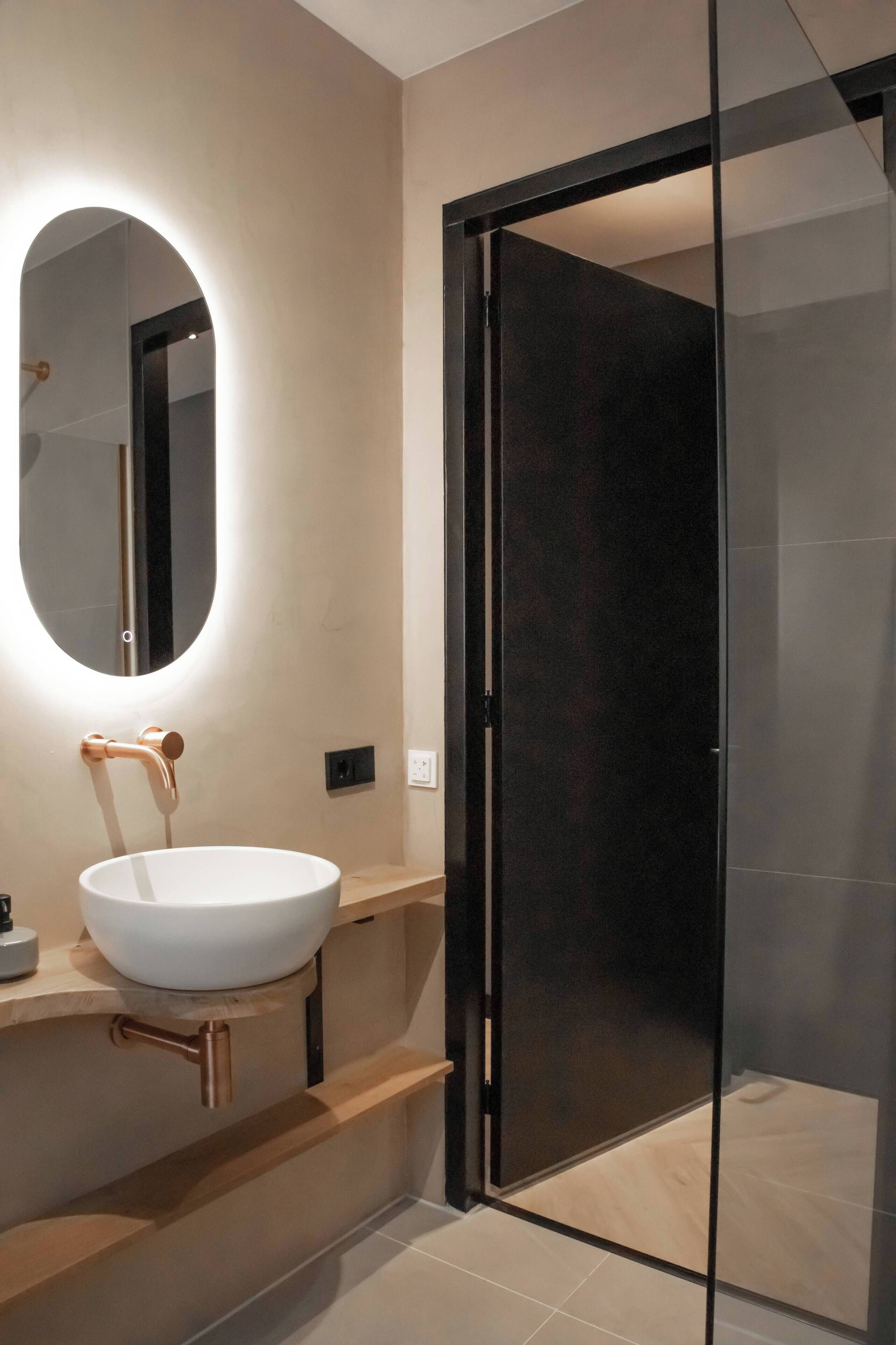 Een douche, gratis toiletartikelen, een haardroger, handdoeken