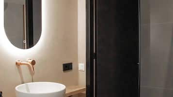 Een douche, gratis toiletartikelen, een haardroger, handdoeken