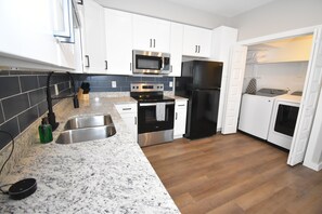 Microondas, horno, placa de cocina