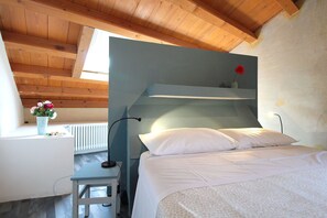 4 dormitoris, planxa i posts de planxar i un bressol de viatge