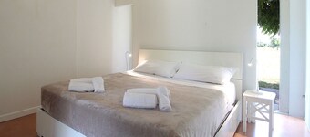 Nice apartment in villa for 10 people with WIFI, pool, A/C, terrace and parking