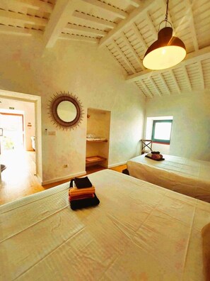 Desk, iron/ironing board, Internet, bed sheets