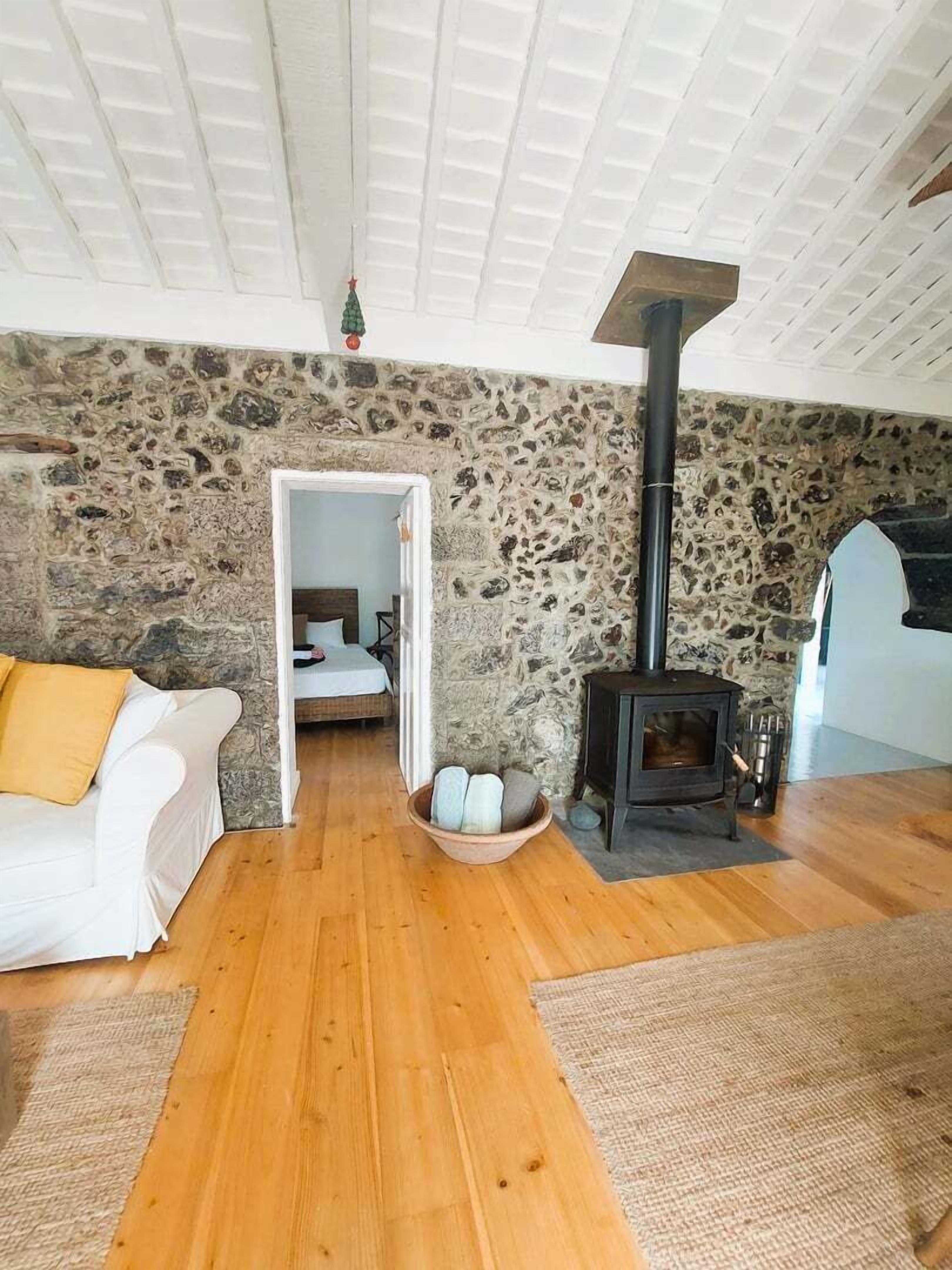 Escritorio, tabla de planchar con plancha y acceso a internet 