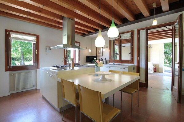 Fridge, microwave, oven, stovetop - Lovely apartment in villa for 4 guests with WIFI, pool, A/C and patio (Cendon)