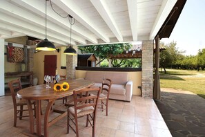 Outdoor dining - Cosy apartment in villa for 4 people with A/C, pool, WIFI, patio and pets allowed (Cendon)