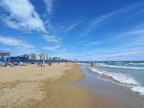 Beach - Lovely apartment in villa for 4 guests with pool, WIFI, A/C, patio and pets allowed (Cendon)